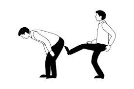 Dibujo de un hombre que le patea el trasero a otro hombre; "patear el trasero" es un calco de la expresión "kick ass", que puede tener muchas traducciones más adecuadas según el contexto.