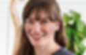 Eine Porträtaufnahme einer Frau in einer physiotherapeutischen Praxis.