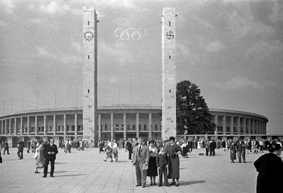 Visitantes ante la Puerta Este, 1936. Estadio Olimpico Berlín