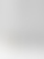 Drei Menschen sprechen aus verschiedenen Perspektiven, getrennt durch Glas – Symbol für Missverständnisse und unterschiedliche Wahrnehmung