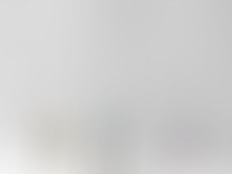 Drei Menschen sprechen aus verschiedenen Perspektiven, getrennt durch Glas – Symbol für Missverständnisse und unterschiedliche Wahrnehmung