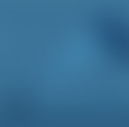 Person leuchtet eine am Bergabgrund liegende Kugel an, beide durch eine Kette verbunden – Symbol für die Auswirkungen politischer Entscheidungen auf Unternehmen.