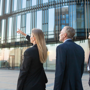 Geschäftsleute schauen gemeinsam in eine Richtung – Sinnbild für strukturierte Kooperation im B2B-Business-Development in Deutschland und Spanien