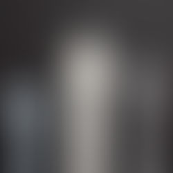 Varias flechas dibujadas con tiza apuntando hacia arriba, como símbolo de distintos caminos y funciones en la expansión entre Alemania y España.