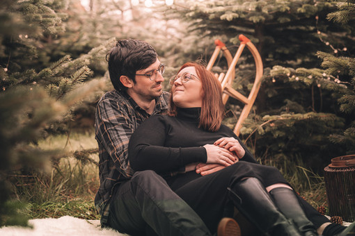 Kerstminis 2025 koppel in kerstbomenveld