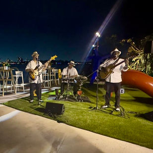 Evento Privado – Miami, FL 5/1/2025 Son Qba llevó los vibrantes ritmos del son cubano tradicional a un exclusivo evento privado. Una noche llena de elegancia. Energía y una atmósfera inolvidable.