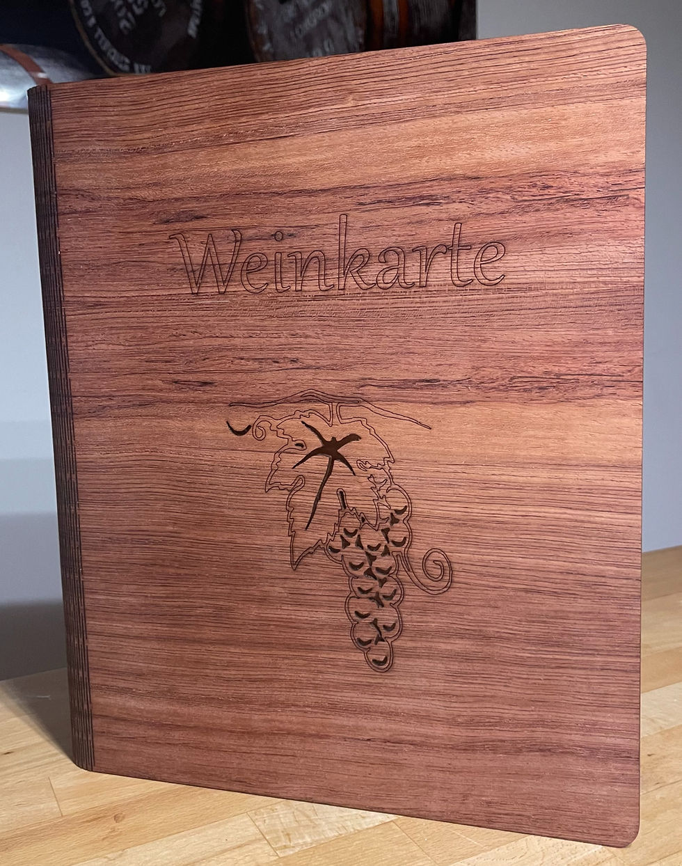 Miniaturbild: Detailansicht der Gravur auf einer Weinkarte aus afrikanischem Rosenholz.