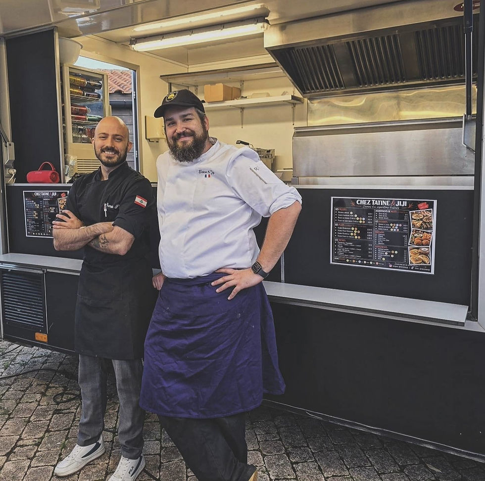 Deux passionnés, une belle aventure ! 👨🍳🇫🇷🇱🇧
Nous, c’est Jean-Baptiste et Patrick, deux amis, deux chefs passionnés de cuisine, réunis par une même envie : partager notre amour des bonnes choses !
L’un Français, l’autre Libanais, nous avons décidé d’unir nos savoir-faire, nos cultures et notre créativité pour donner naissance à Chez Tatine & Jiji.
À bord de notre food truck, nous revisitons les classiques de nos deux pays avec une touche d’originalité, beaucoup de générosité et surtout, l’envie de vous faire plaisir.
Notre philosophie ? Une cuisine faite maison, du cœur dans chaque assiette et toujours le sourire au rendez-vous ! ❤️