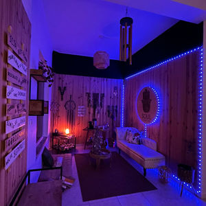 Sala de estar/de espera da Soul&Body Care, de noite, tudo iluminado