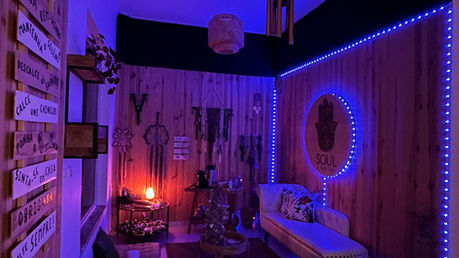 Sala de estar/de espera da Soul&Body Care, de noite, tudo iluminado