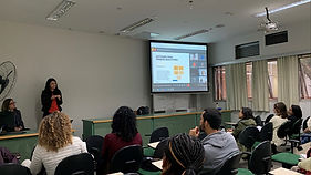 Amália explicando pesquisa qualitativa para alunos