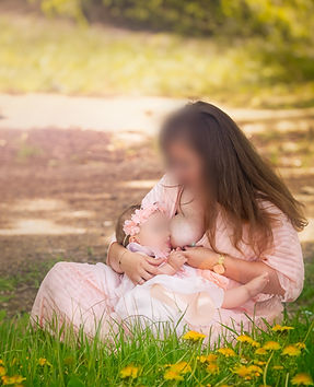 Séance photo allaitement réalisée en extérieur autour de La Rochelle, dans une lumière naturelle et un cadre doux, pour des images spontanées et pleines d’émotion.