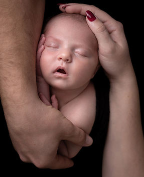 Séance photo bébé réalisée en studio à Saint-Xandre, avec un moment dédié à l’allaitement pour capturer des images naturelles, douces et pleines de lien entre vous et votre enfant.