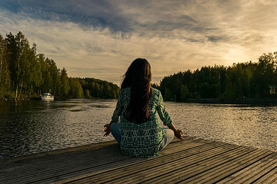femme méditant au bord du lac, nature, sérénité