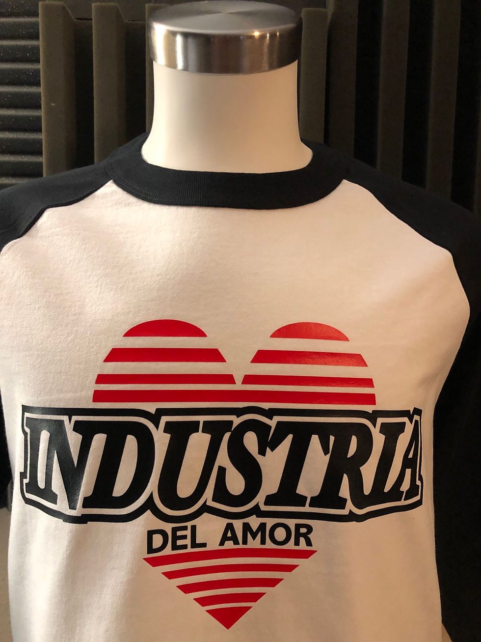 Thumbnail: Camisa blanca con mangas negras