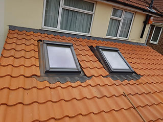 Roof with skylights and tiles