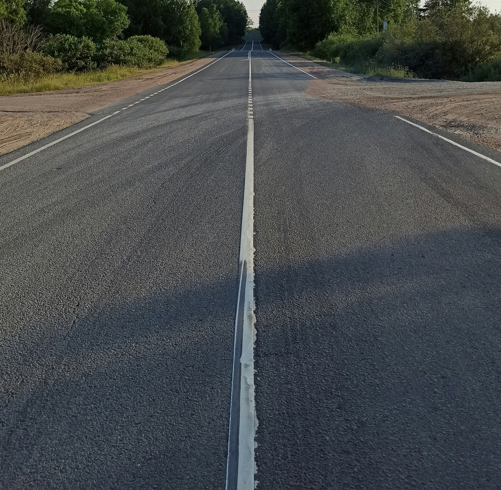 Fresh stone aggregate chips forming a durable surface dressing layer over a roadway