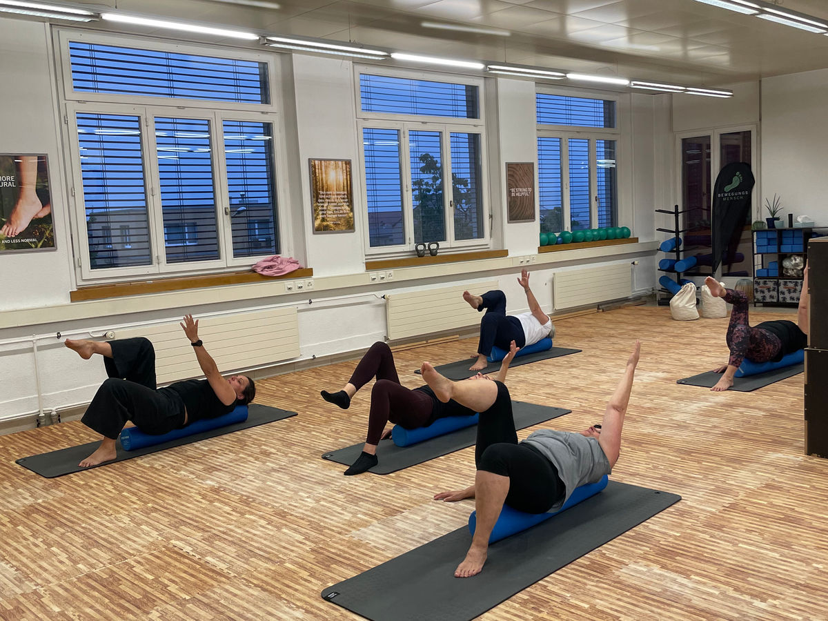 Pilates-Gruppe im Bewegungsraum