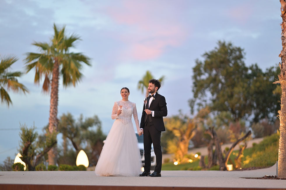 Vista a livello degli occhi di un album fotografico di matrimonio aperto su un tavolo