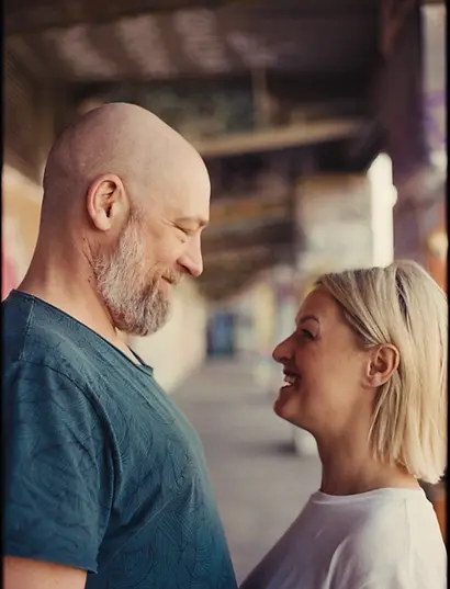 Kamila & Cepp, die sich anlächeln
