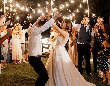 Tanzendes Brautpaar mit Gästen