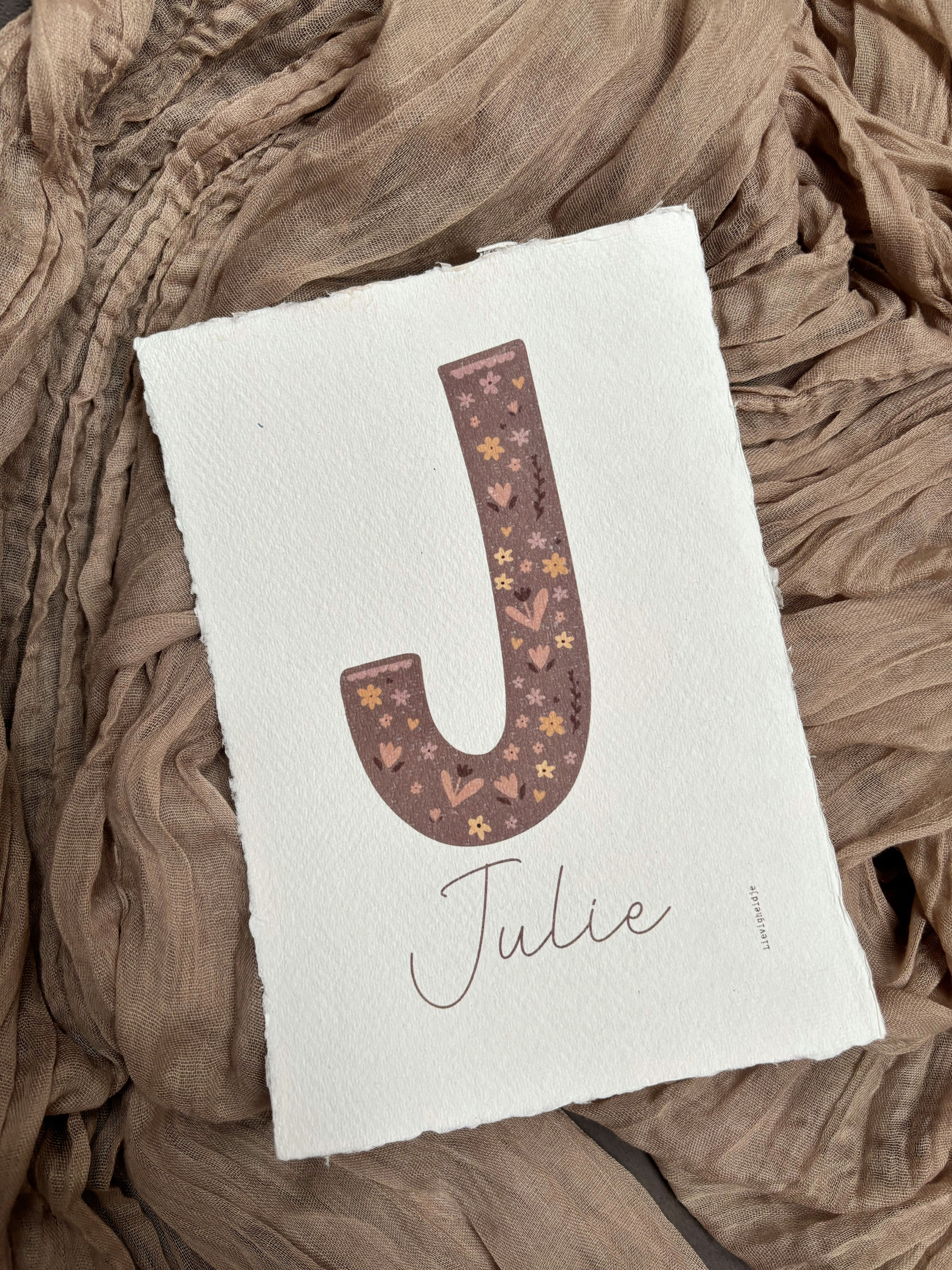 Letterposter Handgeschept papier bloemetjes