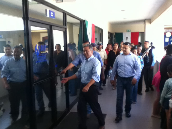 *El sexagenario dirigente bromeó ante las cámaras RECIBE SILVANO A MORENO BERRY EN SUS OFICINAS