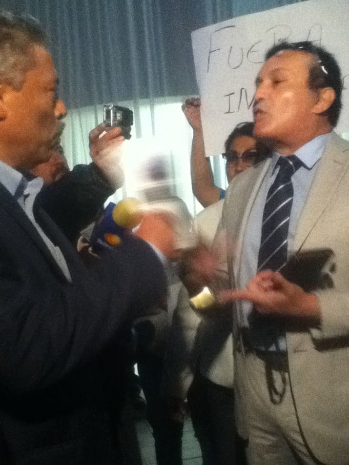 *Alcalde Molesto Increpa a Manifestantes “Tiene Rosarito a un Alcalde Alcohólico e Insensible en el