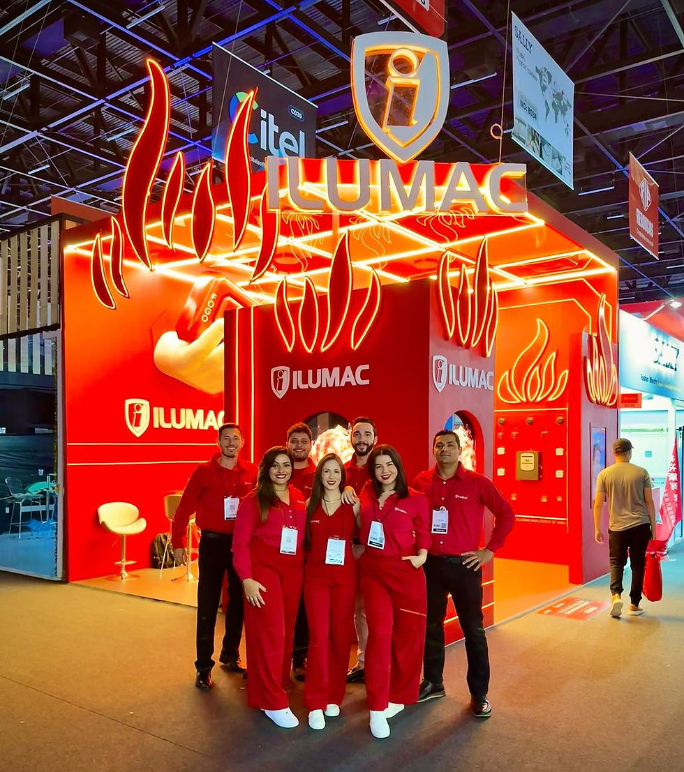 equipe da ilumac em frente ao stand apresentado na feicon 2024