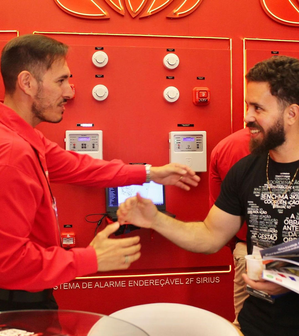 diretor da ilumac cumprimenta visitante do stand na feicon 2024