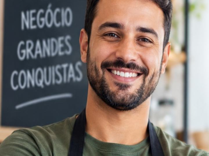 Empreendedor sorrindo em seu estabelecimento