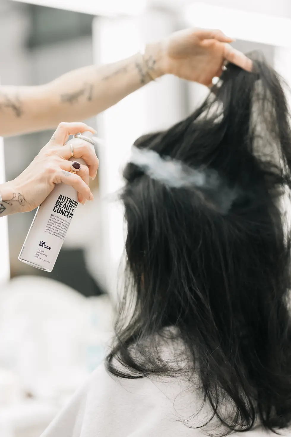 Miniatura: Aplikace Authentic Beauty Concept Dry Shampoo ke kořínkům vlasů