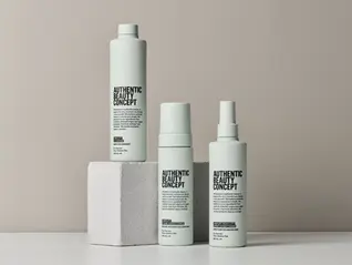 Kompletní rituál řady Amplify pro jemné vlasy: šampon, pěnový kondicionér a Root-Lift sprej od Authentic Beauty Concept.