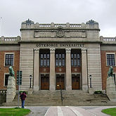 1024px-Göteborgs_universitet_(huvudbyggnad).jpg