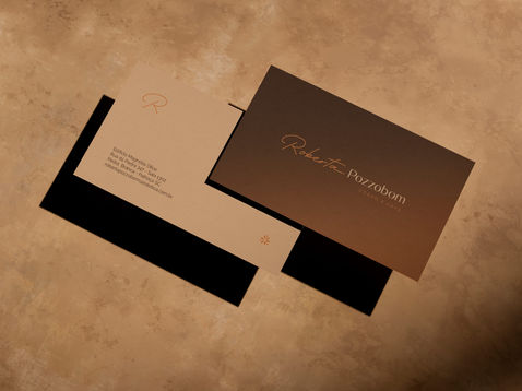 Cartão de visita e envelope Roberta Pozzobom em marrom e bege com tipografia manuscrita