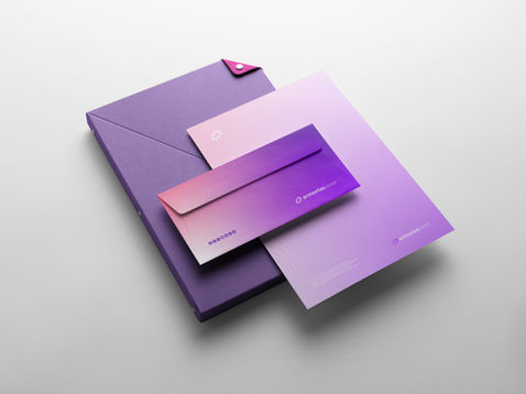 Kit de papelaria Armonias com envelopes e cartão em tons de roxo e lilás com gradiente