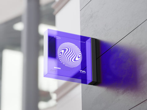 Painel YUL com círculo espiral roxo e branco fixado em parede de concreto – visual urbano