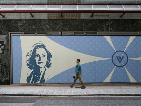 Mural urbano Vanessa Erlo com retrato feminino estilizado e logotipo em azul na fachada