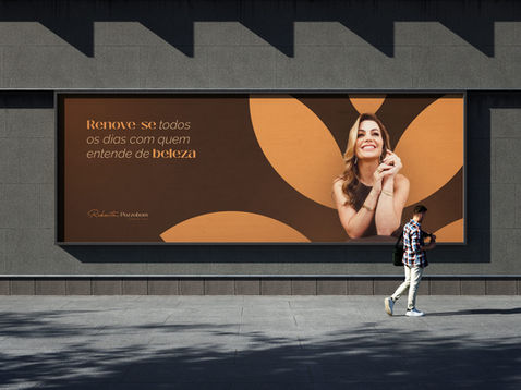 Outdoor Roberta Pozzobom com mulher sorrindo e texto "Renove-se todos os dias com quem entende de beleza"