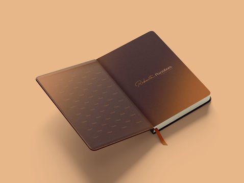 Caderno executivo Roberta Pozzobom em couro marrom escuro com marca 