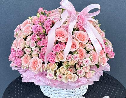 kosze kwiatowe z róż gałązkowych w paste