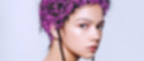 Modèle avec des fleurs dans ses cheveux