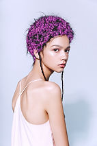 Modell mit Blumen in ihrem Haar