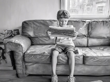 Πως να Καθαρίσετε τον Καναπέ σας από τις Αταξίες των Παιδιών: Οι Απλές Λύσεις που Λειτουργούν Άριστα