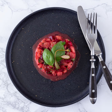 Kerst voorgerecht, tomatentartaar met biet. gezond voorgerecht avondeten. gezonde levenstijl, diabetes fonds, minder suiker challenge, foodfotografie, receptontwikkelaar gezonde recepten, natuurlijke foodfotografie. marmeren ondergrond, foodstyling, foodfotograaf, foodgrafie en kookstudio in tilburg.