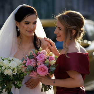 novia al lado de su dama de honor