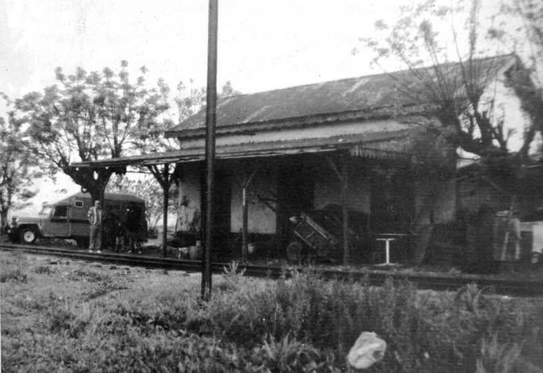El edificio del apeadero, cuando los trenes ya no pasaban.