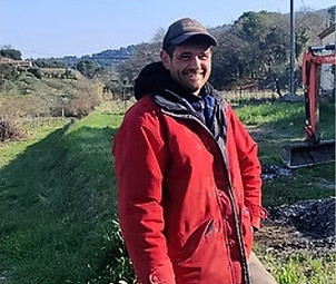Jean-Sébastien Sastre dans une parcelle du Clos de Caveau