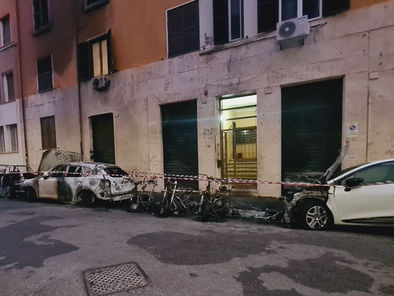 Incendio all'Appio Latino, distrutte due auto e quattro motorini in via Gaspare Finali