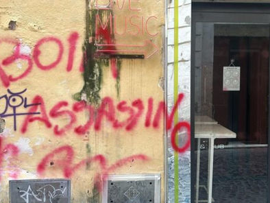 Scritte no-vax sui muri del locale che ospita un dibattito con l'ex ministro Speranza